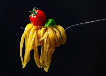 イタリアでスパゲティを食べるのにスプーンを使うのは？